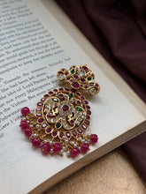 Load image into Gallery viewer, Vintage style pendant with cut stones