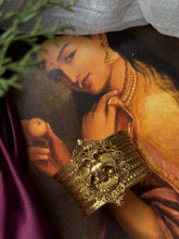 Load image into Gallery viewer, Statement gandaberunda handcuff