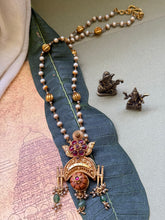 Load image into Gallery viewer, Vintage style pendant with pearl chain