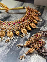 Load image into Gallery viewer, Statement vintage style kundan necklace set