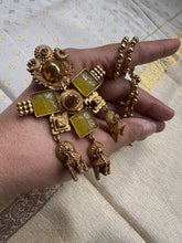 Load image into Gallery viewer, Statement vintage 925gold polish pendant with chain