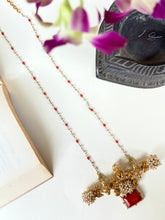 Load image into Gallery viewer, Statement vintage style coral pendant neckchain