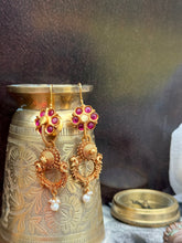 Load image into Gallery viewer, Vintage style (925 silver) earrings in gold polish