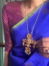 Load image into Gallery viewer, Statement vintage 925gold polish pendant with pearl chain