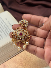 Load image into Gallery viewer, Vintage style pendant with cut stones