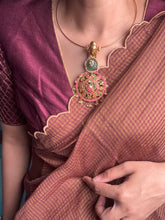 Load image into Gallery viewer, Vintage statement pendant hasli