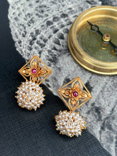 Load image into Gallery viewer, Vintage style (925 silver) earrings in gold polish