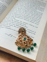 Load image into Gallery viewer, Vintage style pendant with cut stones