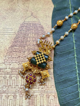 Load image into Gallery viewer, Vintage style pendant with pearl chain