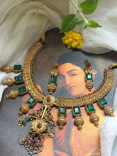 Load image into Gallery viewer, Statement vintage style kundan necklace set in emerald green