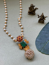 Load image into Gallery viewer, Vintage style pendant with pearl chain