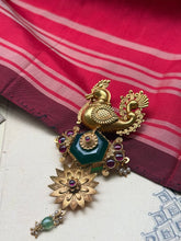Load image into Gallery viewer, Vintage style statement pendant