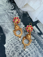 Load image into Gallery viewer, Vintage style (925 silver) earrings in gold polish