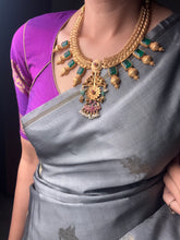 Load image into Gallery viewer, Statement vintage style kundan necklace set in emerald green