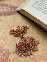 Load image into Gallery viewer, Vintage style pendant with cut stones