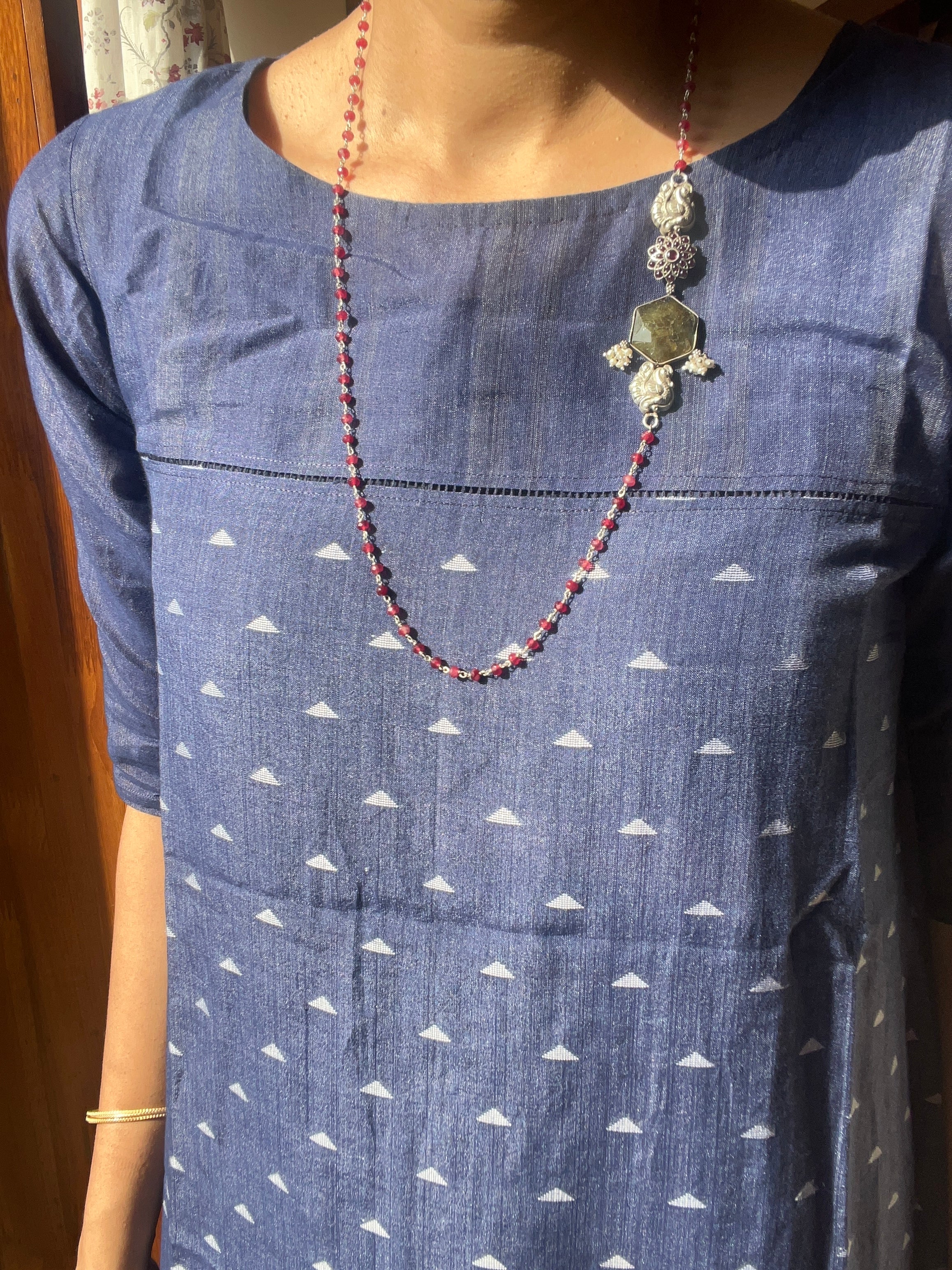 Silver mope chain with peacock motif and labradorite stone Potpourri