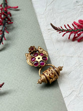 Load image into Gallery viewer, Gold polished, vintage style pendant in silver 925