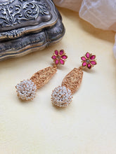 Load image into Gallery viewer, Vintage inspired (925 silver) earrings in gold polish
