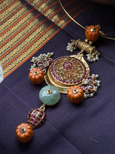 Load image into Gallery viewer, Statement vintage 925gold polish hasli with pendant-2