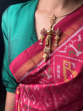 Load image into Gallery viewer, Vintage style hasli pendant with earrings