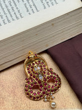 Load image into Gallery viewer, Vintage style pendant with cut stones