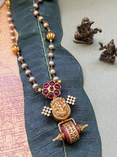 Load image into Gallery viewer, Vintage style pendant with pearl chain