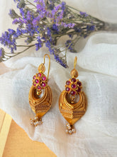 Load image into Gallery viewer, Vintage style statement earrings in sliver 925 in gold polish