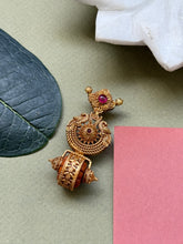 Load image into Gallery viewer, Gold polished, vintage style pendant in silver 925