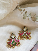 Load image into Gallery viewer, Kundan work earrings in gold polish