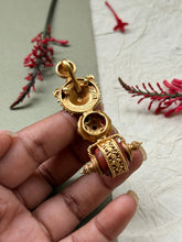 Load image into Gallery viewer, Gold polished, vintage style pendant in silver 925