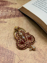 Load image into Gallery viewer, Vintage style pendant with cut stones