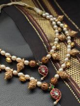 Load image into Gallery viewer, Statement vintage style pearl necklace