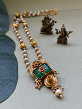 Load image into Gallery viewer, Vintage style pendant with pearl chain