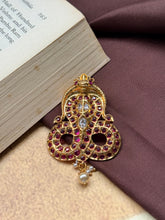 Load image into Gallery viewer, Vintage style pendant with cut stones