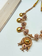 Load image into Gallery viewer, Pearl necklace handcrafted in silver 92.5 and gold polish