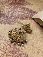 Load image into Gallery viewer, Vintage style pendant with cut stones