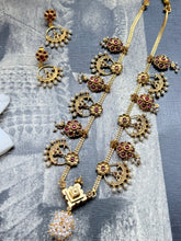 Load image into Gallery viewer, Statement vintage style necklace with earrings