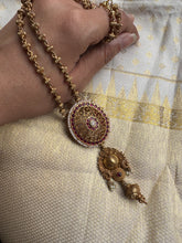 Load image into Gallery viewer, Statement vintage 925gold polish pendant with chain