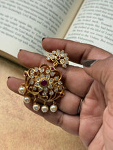Load image into Gallery viewer, Vintage style pendant with cut stones