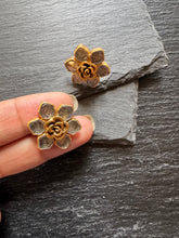 Load image into Gallery viewer, Silver 92.5 gold polish flower earrings