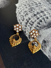 Load image into Gallery viewer, Vintage style (925 silver) earrings in gold polish