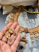 Load image into Gallery viewer, Statement vintage style kundan necklace set