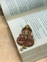 Load image into Gallery viewer, Vintage style pendant with cut stones