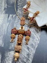 Load image into Gallery viewer, Vintage style hasli pendant with earrings