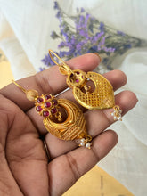 Load image into Gallery viewer, Vintage style statement earrings in sliver 925 in gold polish