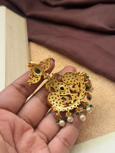 Load image into Gallery viewer, Vintage style pendant with cut stones