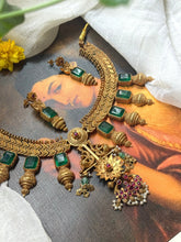 Load image into Gallery viewer, Statement vintage style kundan necklace set in emerald green