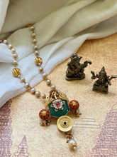 Load image into Gallery viewer, Vintage style pendant with pearl chain