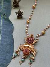 Load image into Gallery viewer, Vintage style pendant with pearl chain