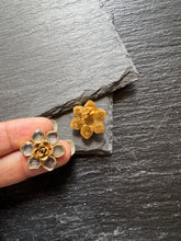 Load image into Gallery viewer, Silver 92.5 gold polish flower earrings